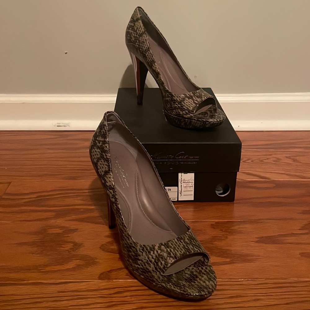 Kenneth Cole- Grey Peep Toe Pumps
